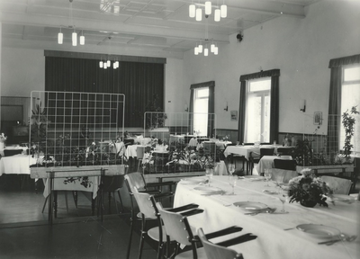 40 - Grote zaal na de verbouwing, gezien van achter het toneel